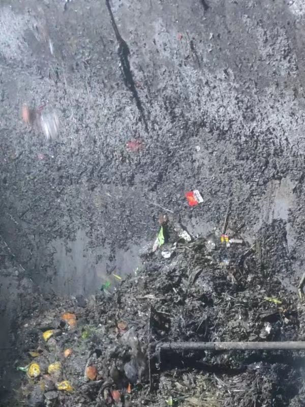 南区街道污水池清理